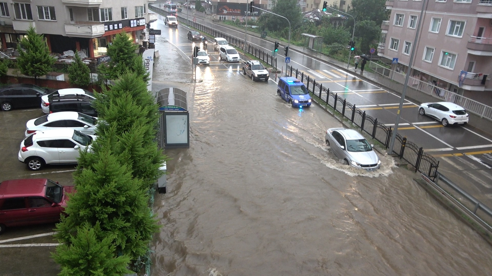 Rize’de Sağanak Yağış Nedeniyle Karayolu Trafiğe Kapandı
