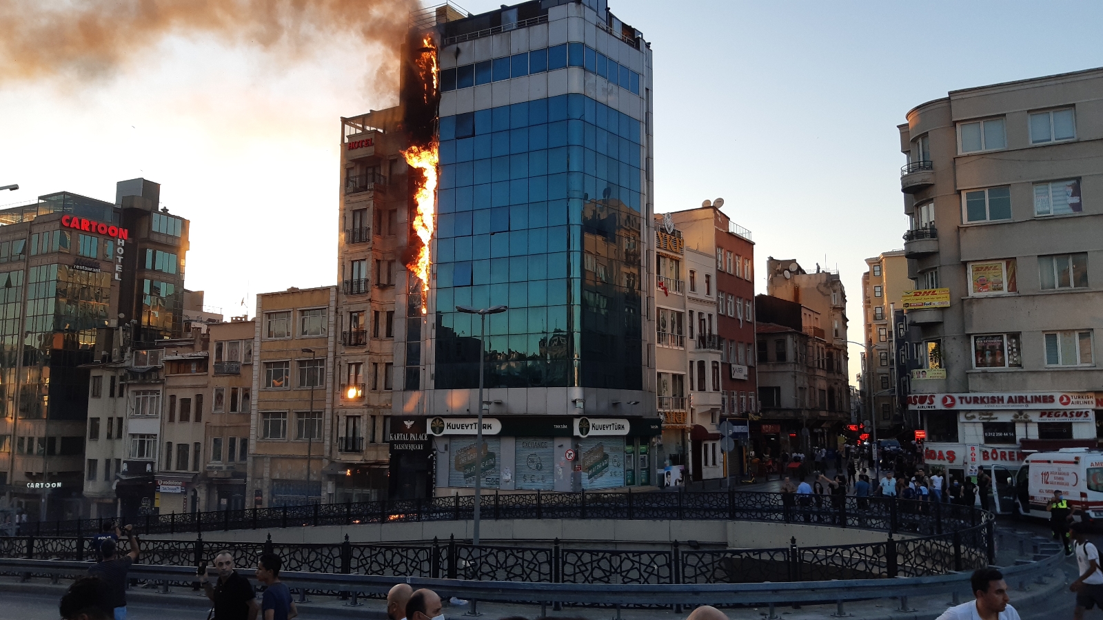 Taksim’de Bankanın Elektrik Panosundaki Yangın Otele Sıçradı