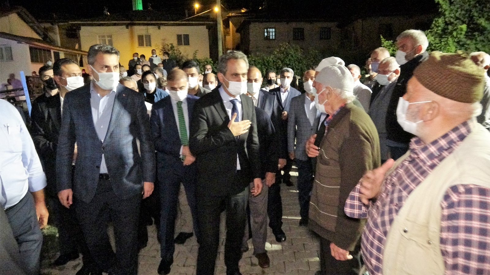 Bakan Özer, amcasının ailesine taziyede bulundu