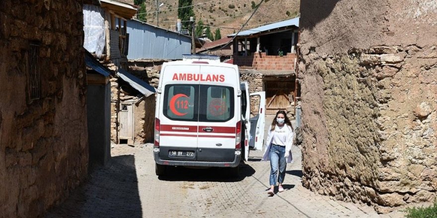 Sivas'ta Aşı Ekipleri Kovid-19 Salgınıyla Mücadeleyi Köy Köy Dolaşarak Sürdürüyor