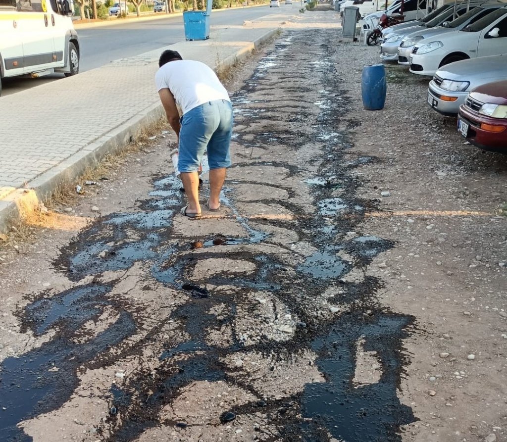 Toz Kalkan Yan Yola Tepki Olsun Diye Yanık Yağ Döktü