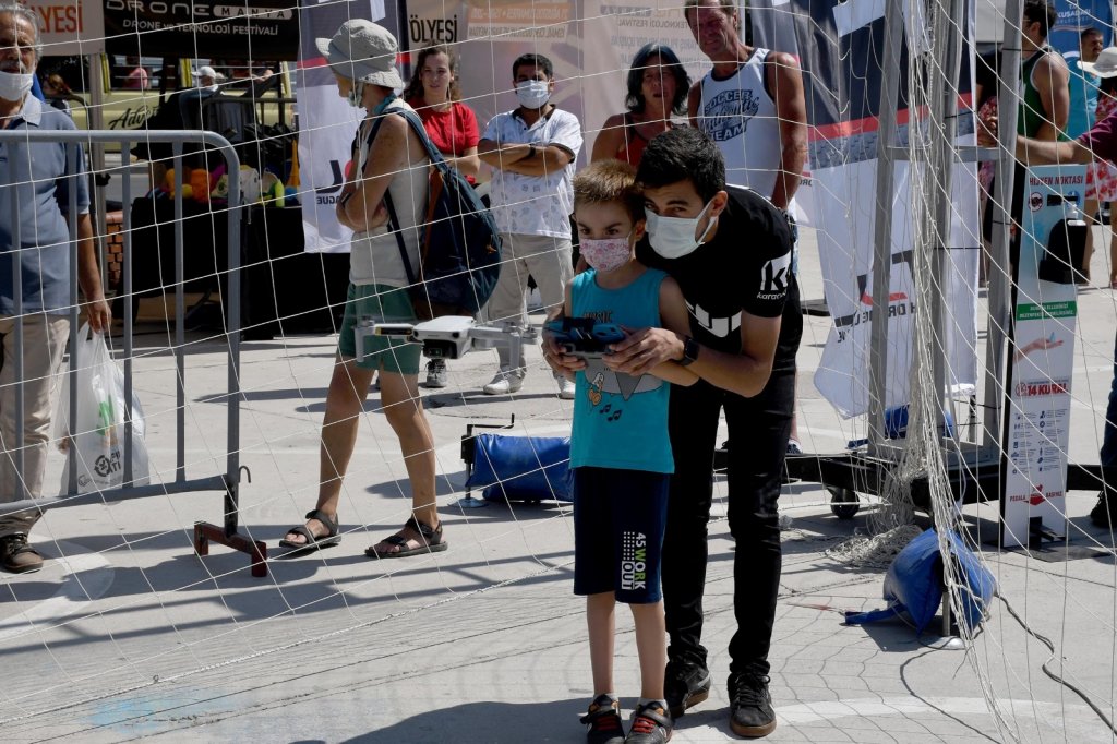 Kuşadası’nda Drone Yarışları Nefesleri Kesti