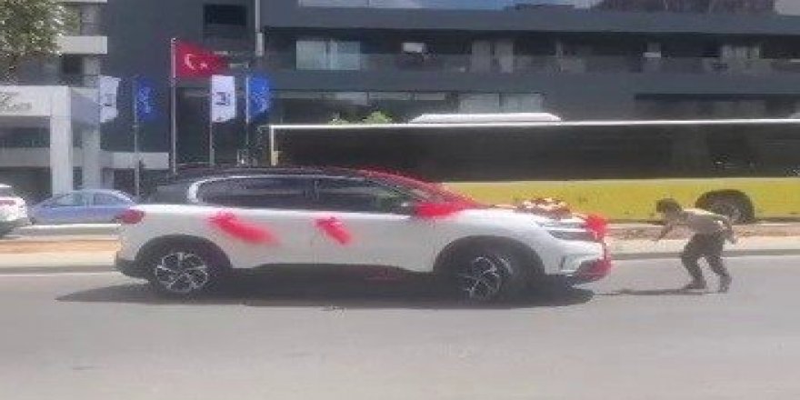 Ümraniye’de Gelin Arabasının Önüne Atlayan Çocuklar Trafiği Birbirine Kattı