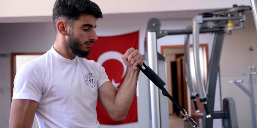 'Tozlu Masa' İle Başladığı Bilek Güreşinde Şampiyonluklara Uzandı