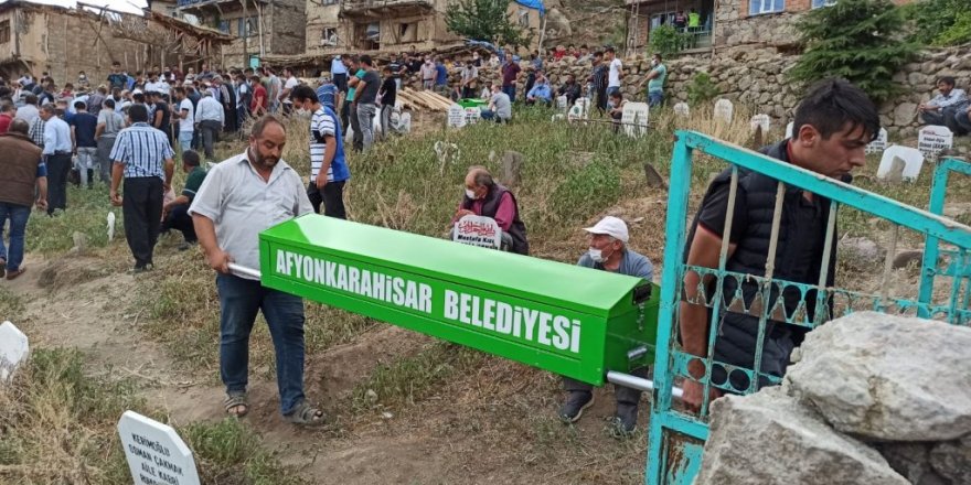 Öldürülen anne ve 2 yaşındaki çocuğu yan yana toprağa verildi