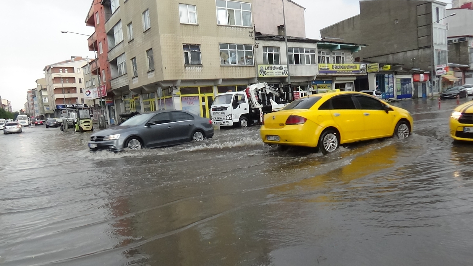 Kars’ta Caddeler Gölete Döndü
