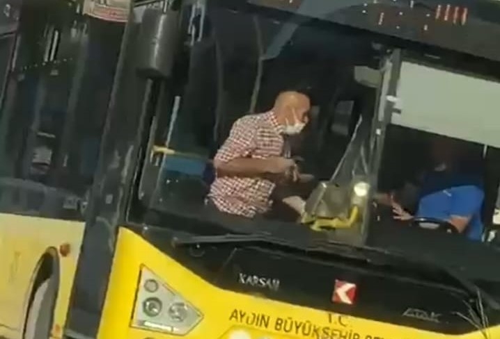 70 Yaşındaki Yolcu, Otobüs Şoförünü Bıçaklamaya Kalktı