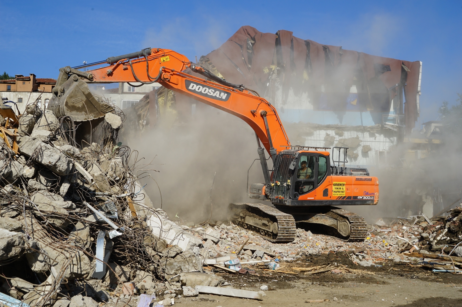 Selde Büyük Hasar Gören Merkez Ortaokulunun Yıkımına Başlandı