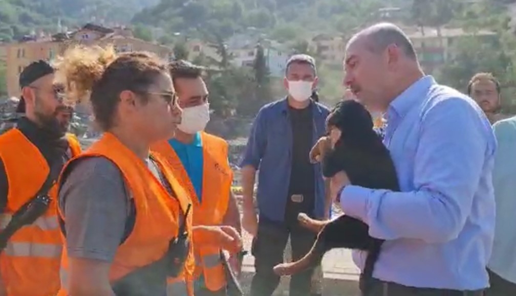 Bakan Soylu, Anne Köpeğin Ekipleri Yönlendirmesi Sonucu Kurtarılan Köpeğe ‘Bozkurt’ İsmini Verdi