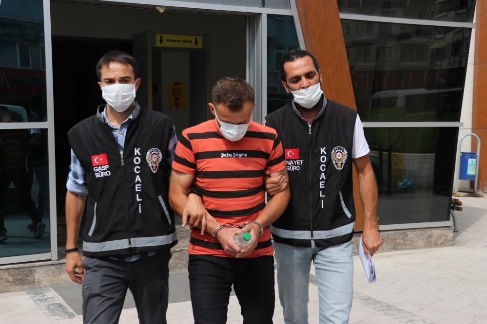 Kuyumcunun Yüzüne Taşla Vurup, Altınları Çalan Zanlı Tutuklandı