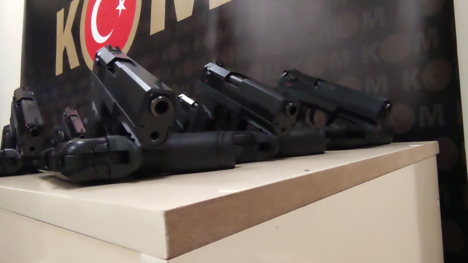 Van’da 1300 Adet Tabanca Ele Geçirildi