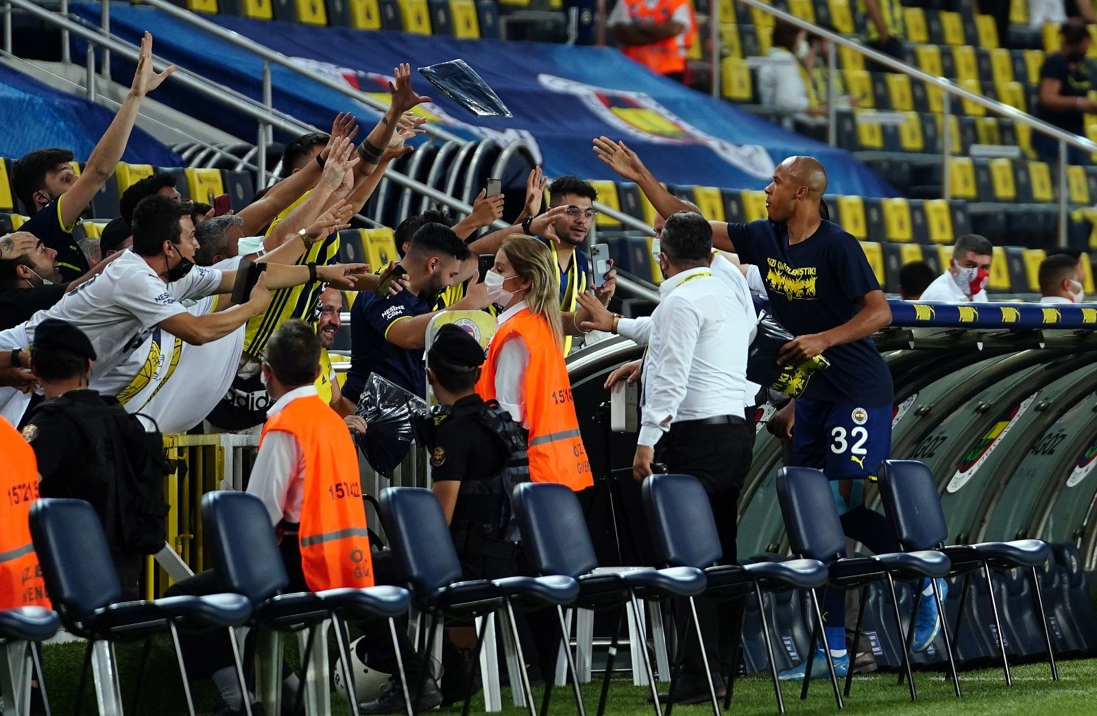 Fenerbahçeli Futbolculardan Taraftara Tişört