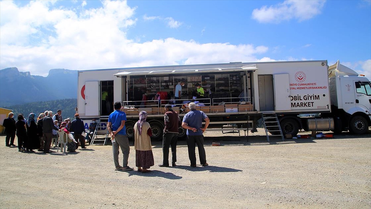Sosyal Market Tırı Bozkurt'ta Köy Köy Dolaşarak Selzedelere Kıyafet Ulaştırıyor