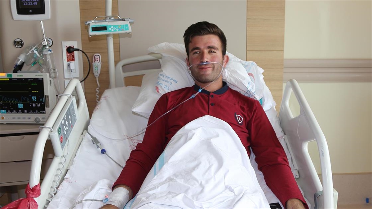 Koronavirüsü 27 Günlük Yoğun Bakım Tedavisiyle Atlatan Gençten Aşı Çağrısı