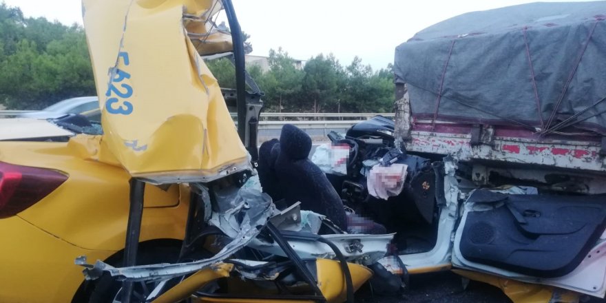 İzmir’de Ticari Taksi Tıra  Saplandı: 1 Ölü, 2 Ağır Yaralı