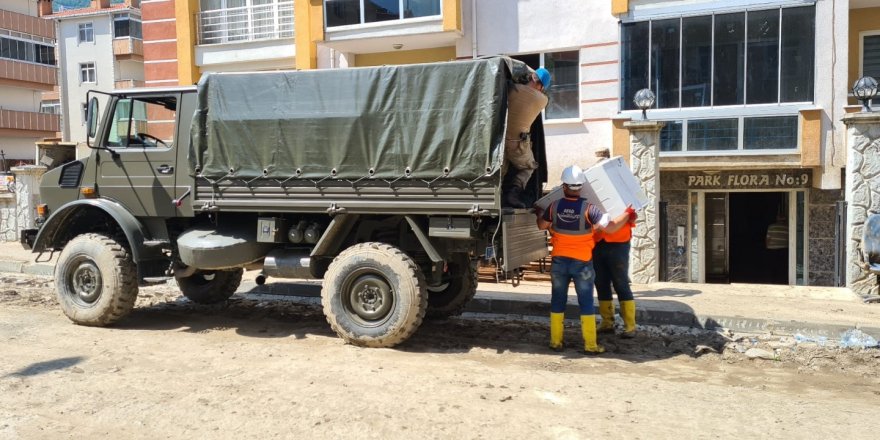 Afet Bölgesinde Askerler, Vatandaşların Eşyalarını Da Taşıyor