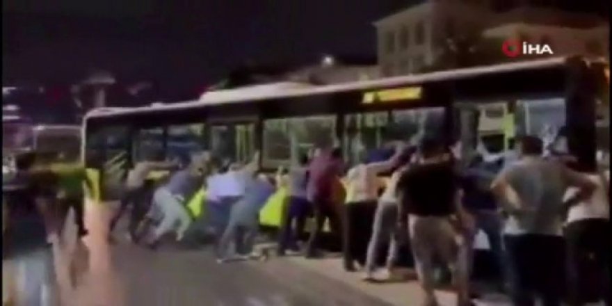 Üsküdar’da İETT Refüjde Asılı Kaldı: Vatandaşlar Kurtardı