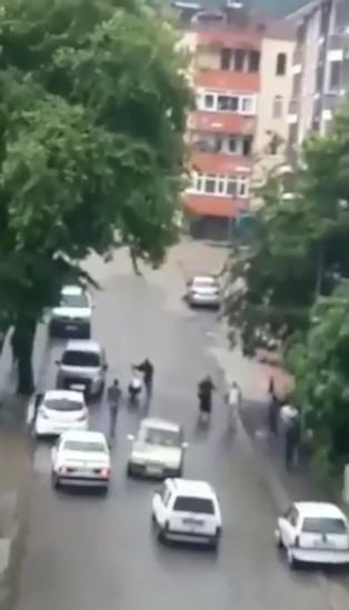 Selden Saniyeler Önce Çekildi: İnsanlar Kaçacak Yer Aradı