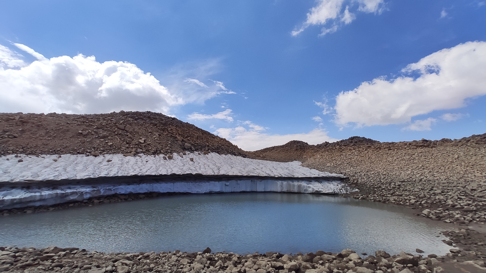 Süphan Dağı’nda Kar Kütlesi Hızla Eriyor