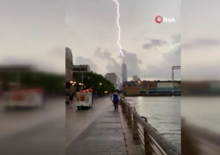 New York’taki One World Trade Center’a Yıldırım Düştü