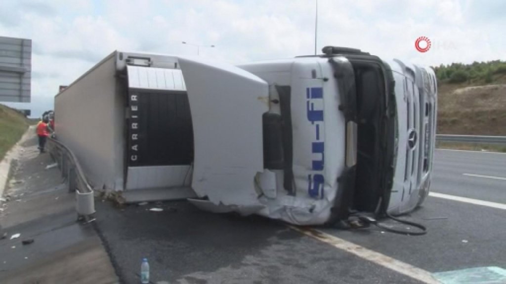 Kuzey Marmara Otoyolunda Tır Devrildi