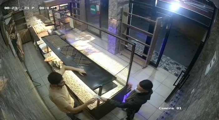 Kasaya Ulaşmaya Çalışan Hırsız İş Yeri Sahibine Yakalandı