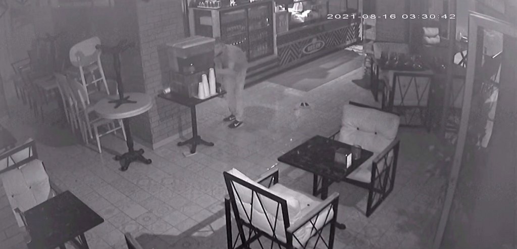 Esenyurt’ta Pişkin Hırsız Soyduğu Dükkanda Yorulunca Limonata İçti