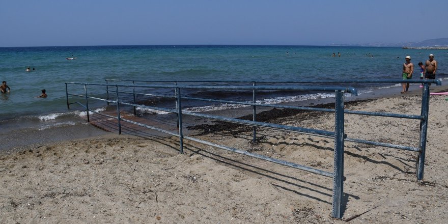 KUŞADASI PLAJLARINDA ENGELLİ RAMPALARININ SAYISI GİDEREK ARTIYOR