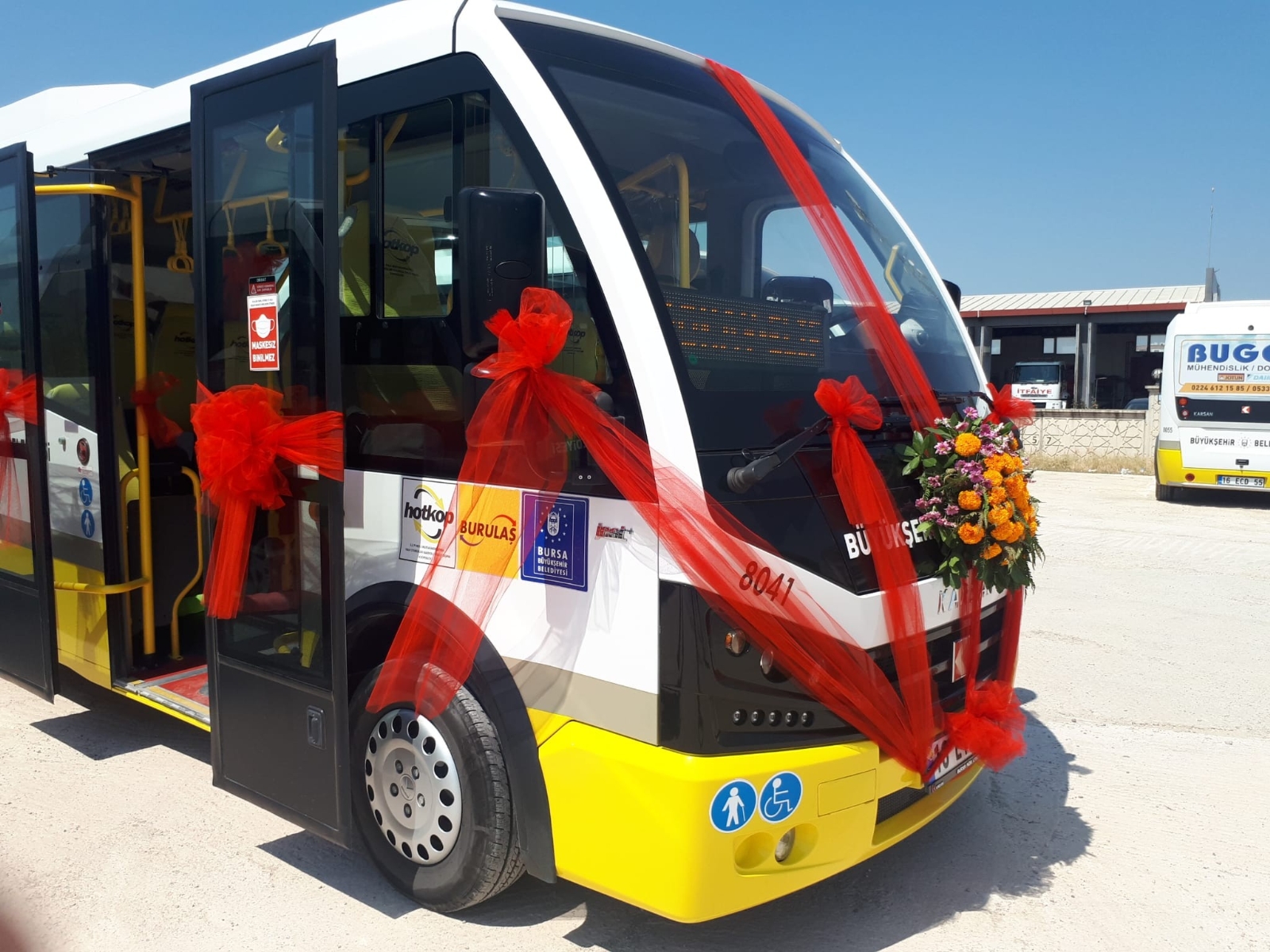 Halk otobüsü gelin arabası oldu