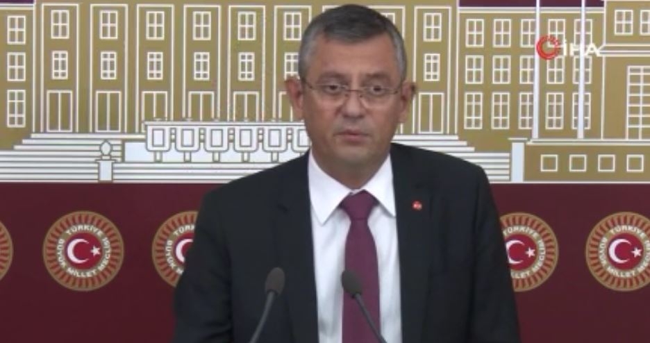 CHP’li Özel: “Biz göçmenlere karşı değiliz, göçmen oluşturan politikaya karşıyız”