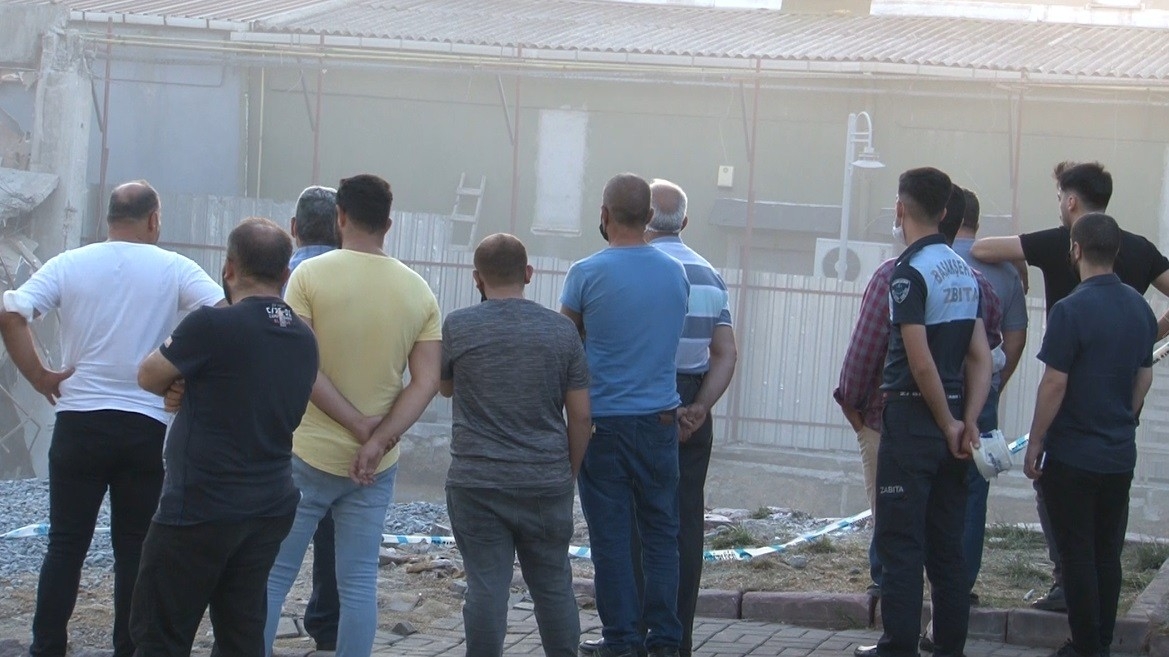 Başakşehir’de çöken mobilya mağazası kontrollü şekilde yıkıldı