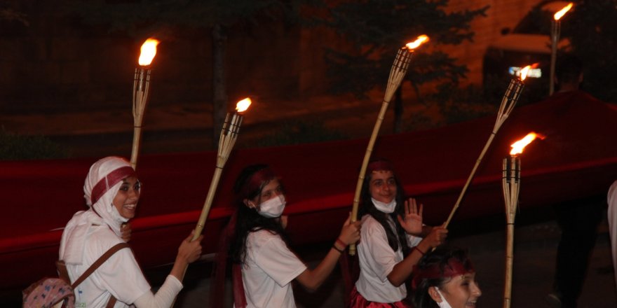 Ahlat’ta 150 Metre Uzunluğundaki ‘Fener Alayı’ Yürüyüşü yapıldı