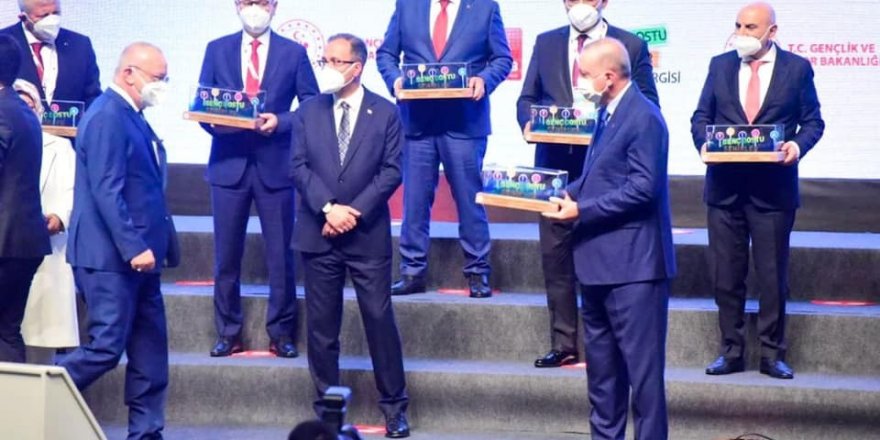 Manisa ‘Genç Bakış’ıyla Cumhurbaşkanı Erdoğan tarafından ödüllendirildi