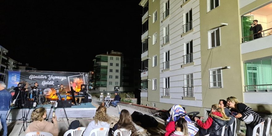 Çorum'da karantinaya giren müzisyen, balkonunda konser verdi