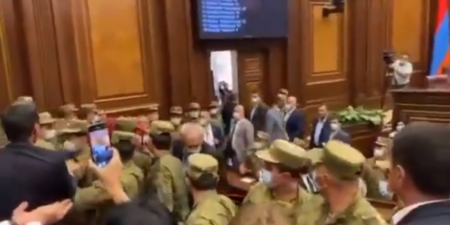 Ermenistan Parlamentosu'nda kavga çıktı