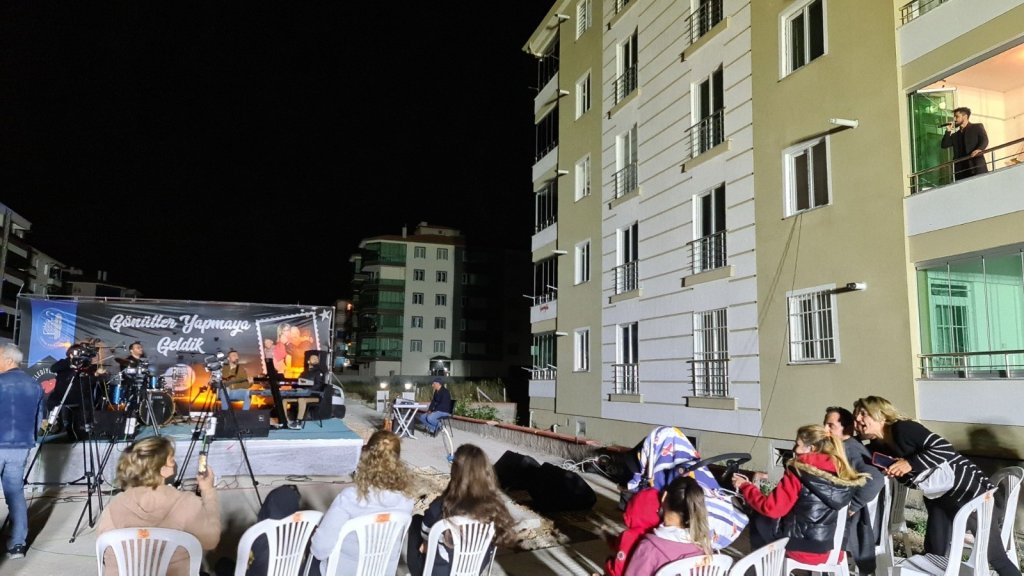 Korona Virüse Yakalanan Müzisyen, Evinin Balkonundan Konser Verdi