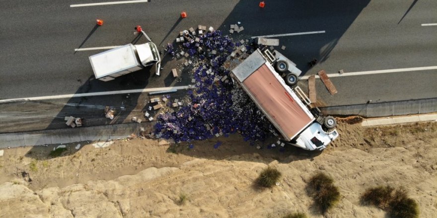 Kuzey Marmara Otoyolunda Yumurta Yüklü Kamyon Devrildi