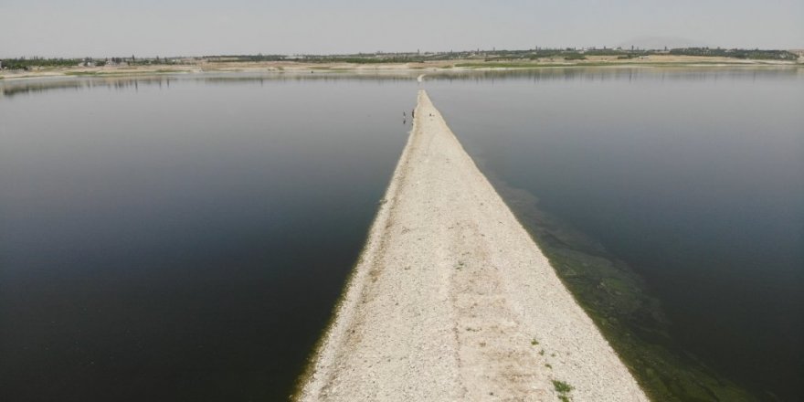 Suların çekilmesiyle ortaya çıkan demir yolu, barajı adeta ikiye ayırdı