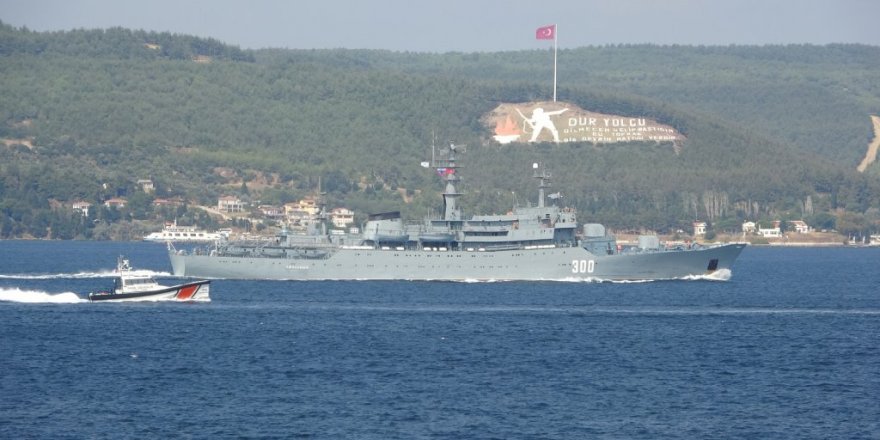 Rus donanmasına ait eğitim gemisi Çanakkale Boğazı’ndan geçti