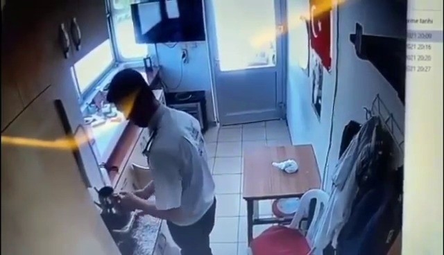 Güvenlik Görevlisi Ocakta Isıttığı Sıcak Suyu Sokak Köpeğinin Üzerine Böyle Döktü