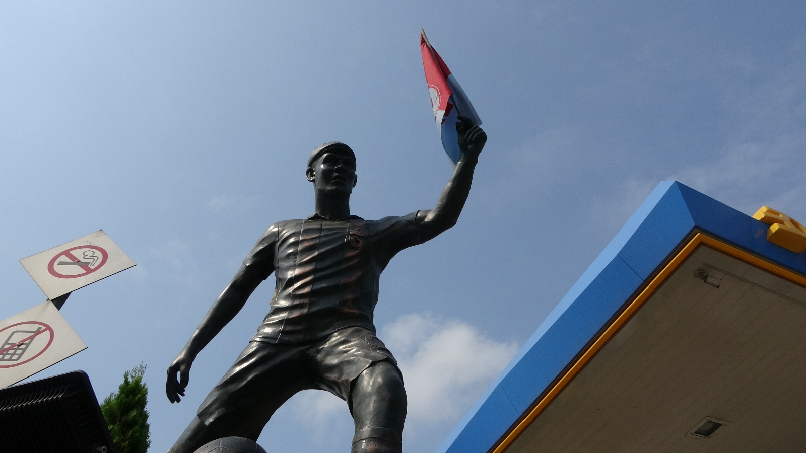 Trabzonsporlu Taraftarlar, Nwakaeme’nin Heykelini Yaptırdı