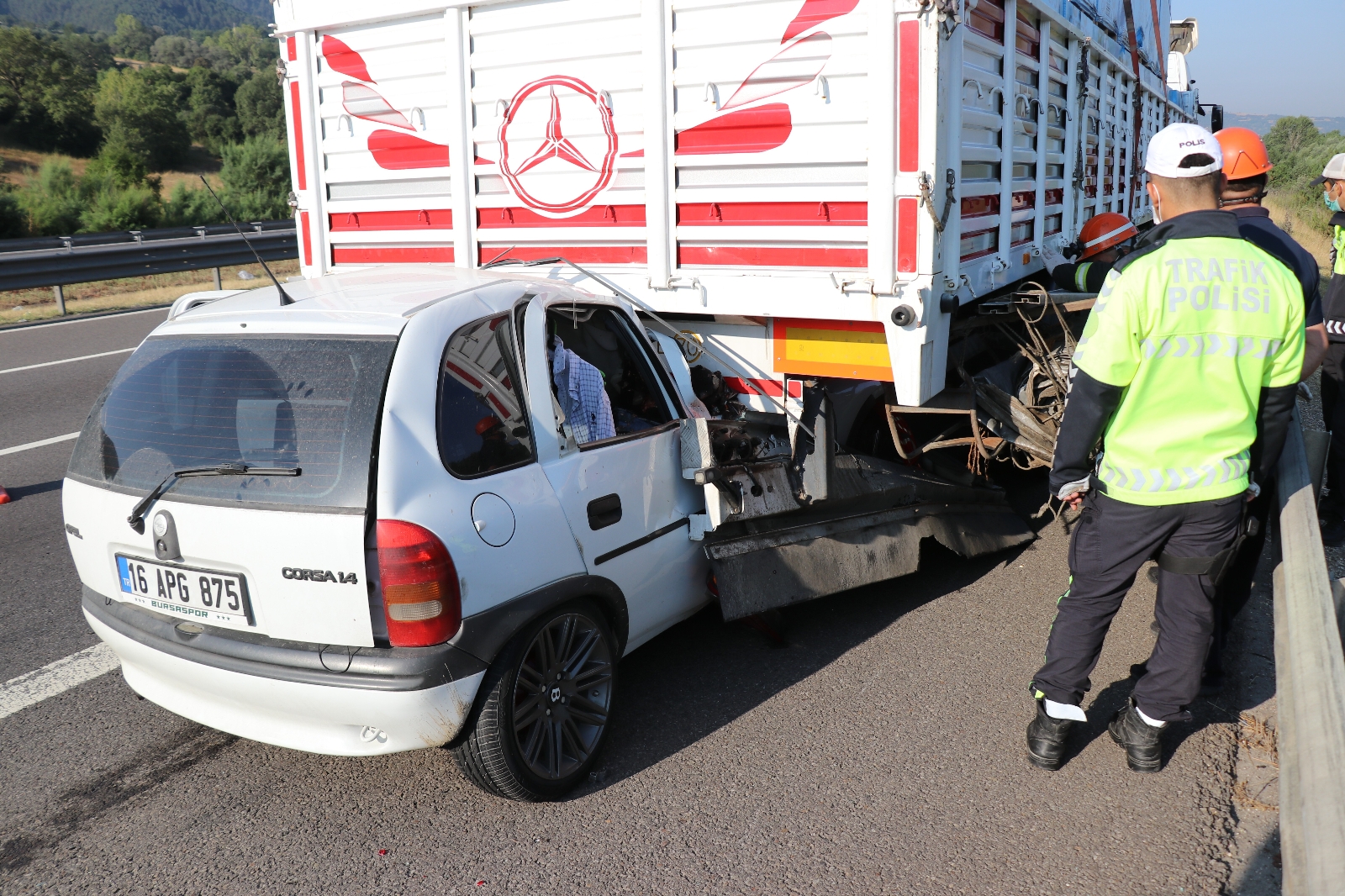 TEM’de Tıra Çarpan Otomobildeki 2 Kişi Hayatını Kaybetti