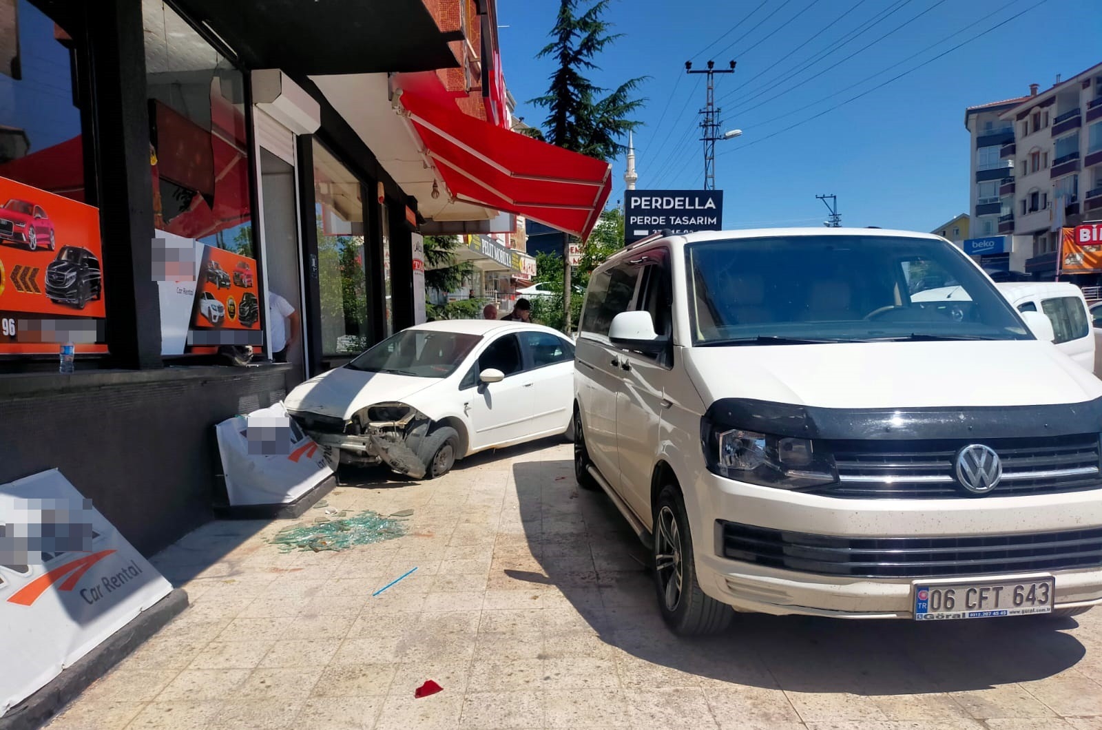 Ölümün teğet geçtiği anlar: Ani fren yapınca dükkana daldı