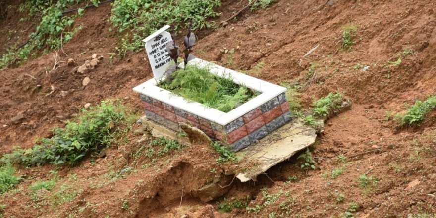 Rize’de heyelan sonrası mezar 30 metre kaydı