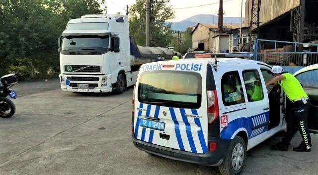Kaçtığı polislerin üzerine önce tırı sürdü, sonra mukavemet gösterdi