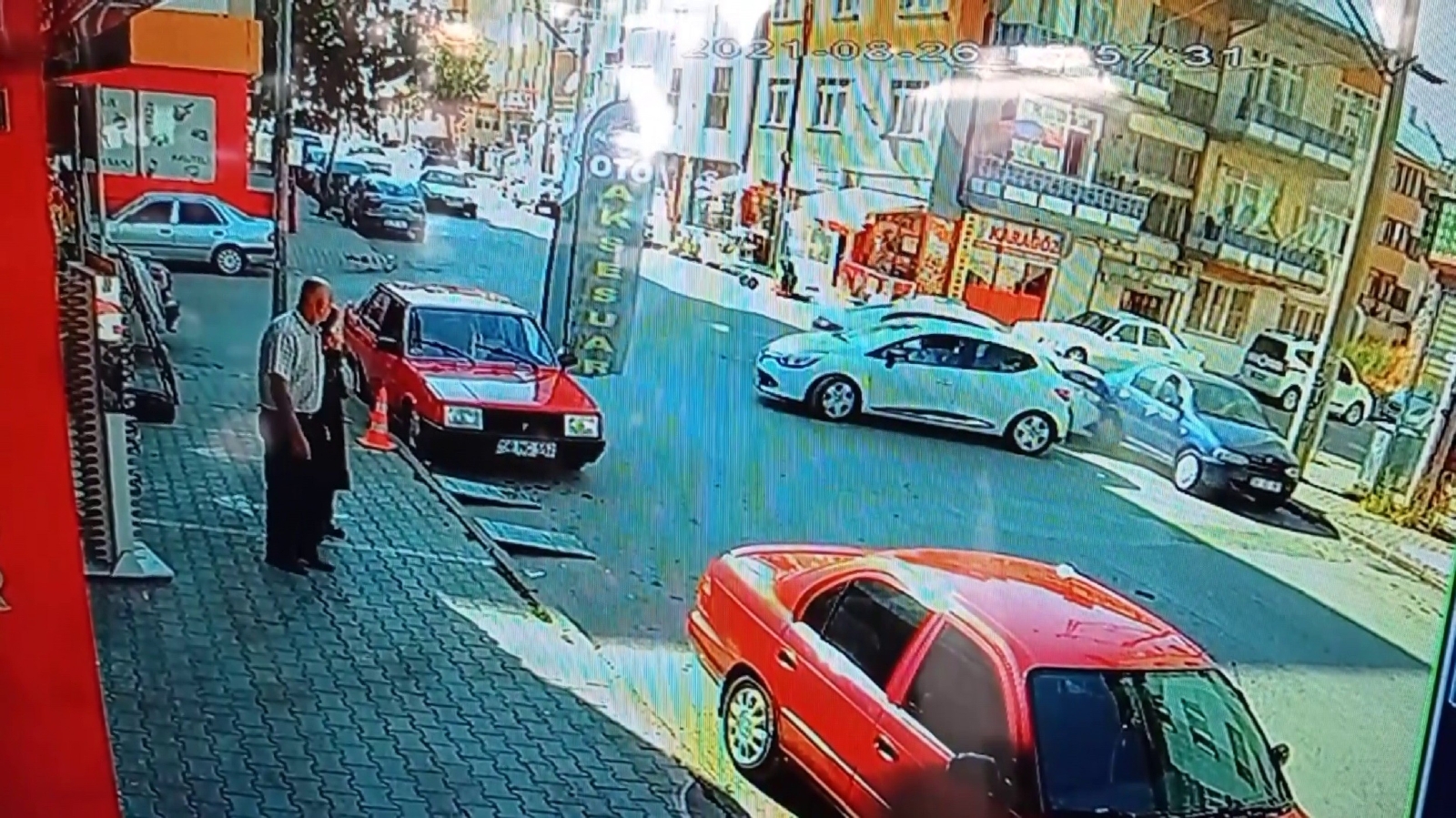 Üç aracın karıştığı kaza güvenlik kamerasında