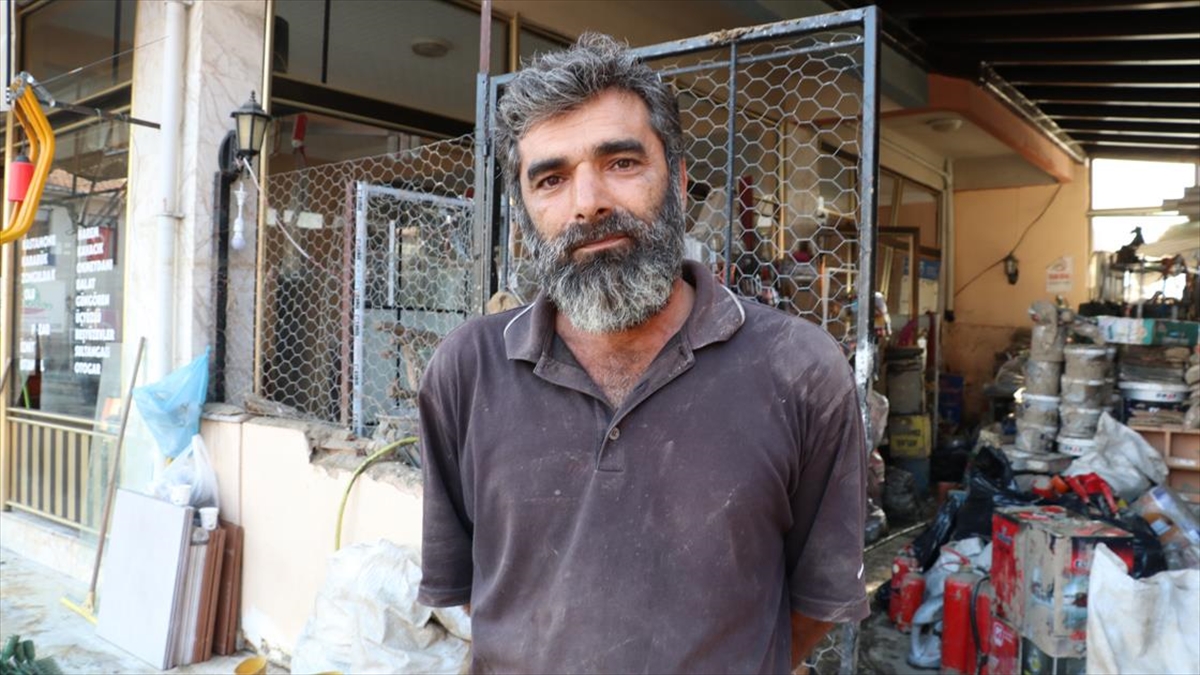 Dükkanındaki Binlerce Malzemeyi Tek Tek Yıkayarak Selin İzlerini Silmeye Çalışıyor