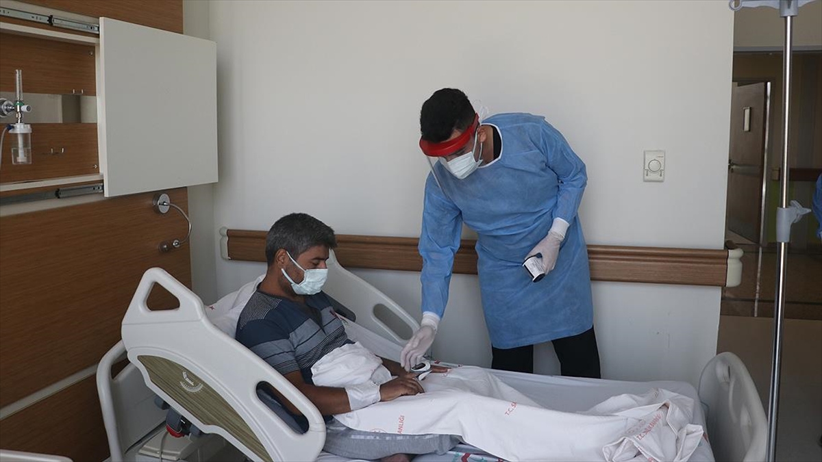 Hastanede Kovid-19 Tedavisi Görenler Aşı Olmayı Erteledikleri İçin Pişman