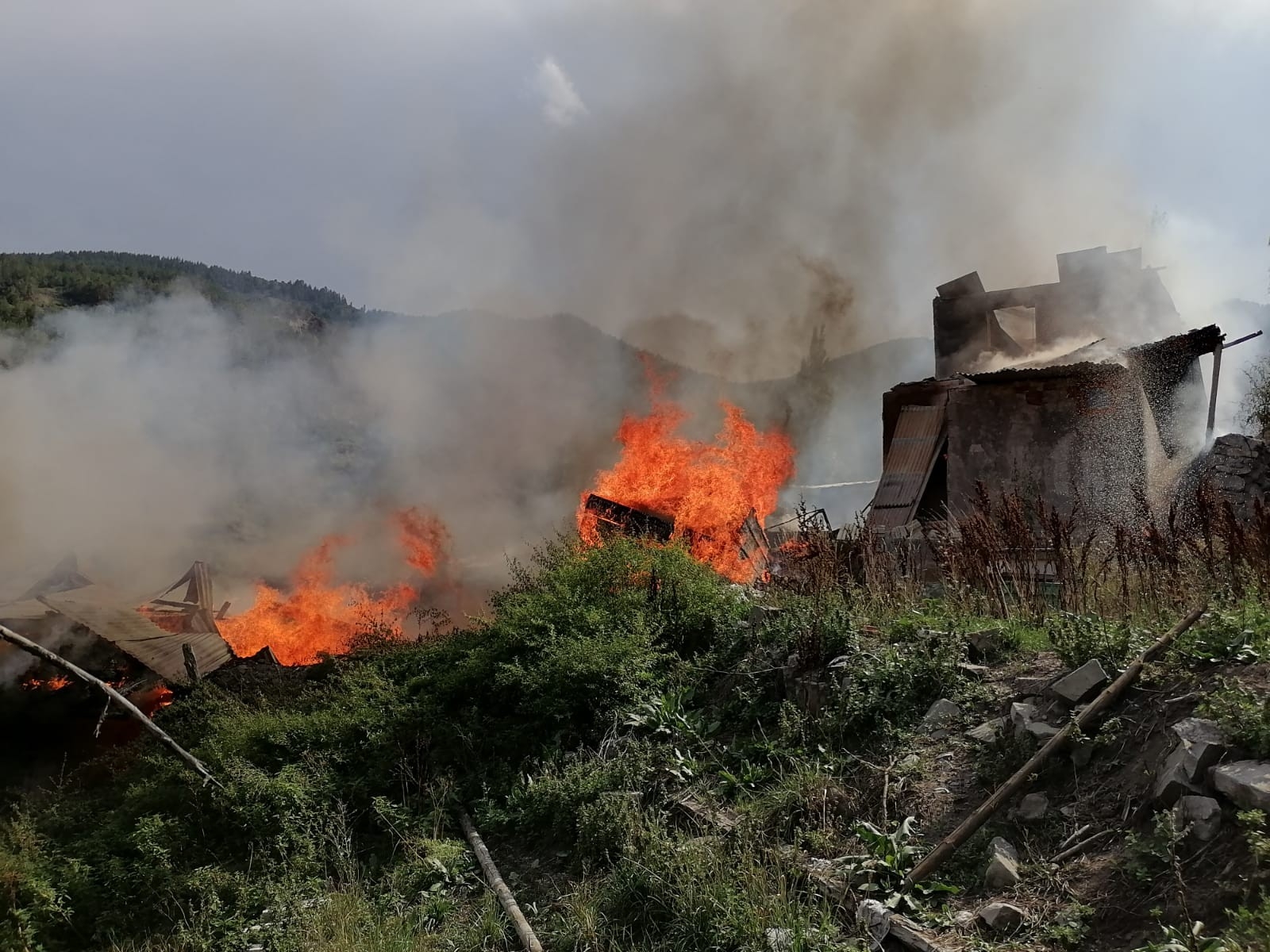 Erzurum’da 6 Ev Yanarak Kül Oldu
