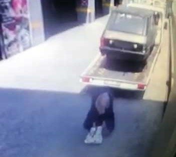 Yaşlı Kadının Çekicinin Altında Kaldığı Anlar Kamerada